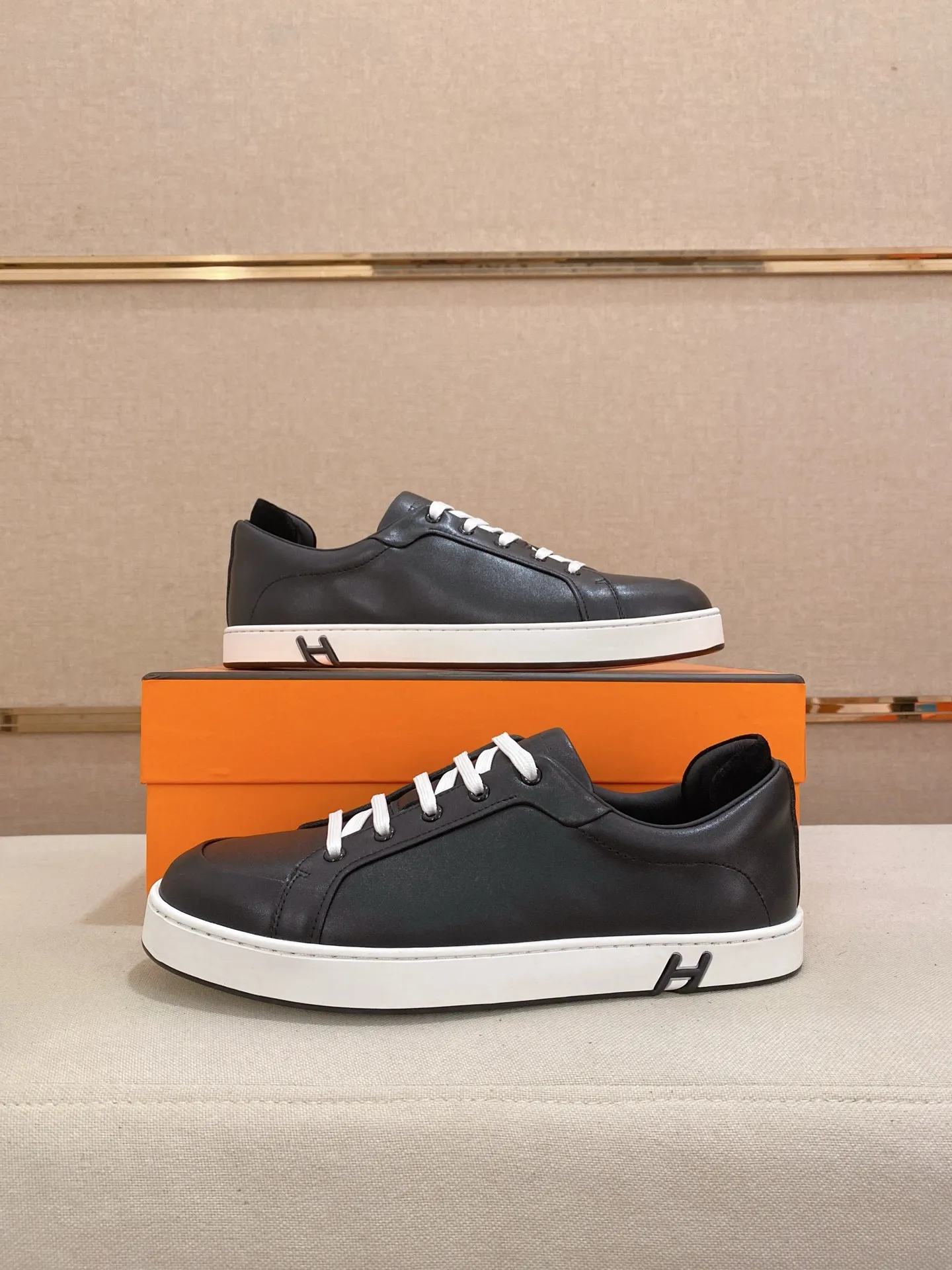 Men's clothing and shoes💰: 442💰《HERMES》【Classic original single version】Hermès; top 🔝purchase agent🔍🔍men's latest 🇺🇸 counter sales simultaneously, imported from Italy original ▲▲cowhide ▲▲ (high-end, nobility, class) ) Exquisite workmanship (Italian 🇮🇹 imported water-dyed 🐂 cowhide lining) sole: original sole provided by the original factory, ⚠️exclusive double-layer activity·TPR·rubber·combined molded outsole; super comfortable·wear-resistant·non-slip·environmental protection The real thing is more beautiful if you take the real thing (high quality, follow the order). You can enter and exit the counter at will * Number of yards: 38-44 (45 can be customized and cannot be returned or exchanged)